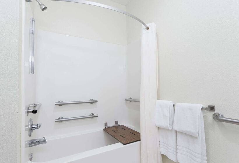 فندق Days Inn By Wyndham Near Kansas Speedway