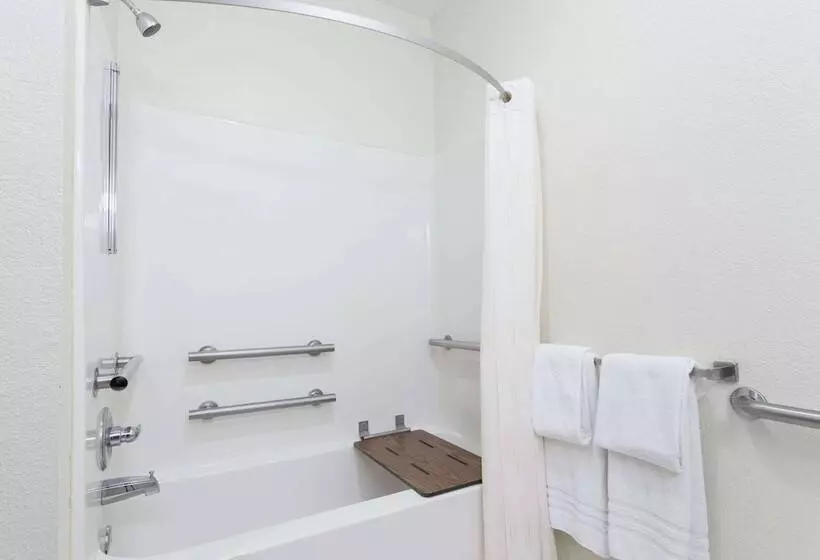 هتل Days Inn By Wyndham Near Kansas Speedway