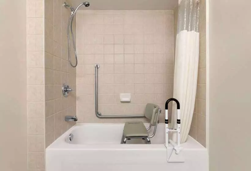 בית מלון כפרי Days Inn By Wyndham Ottawa Airport