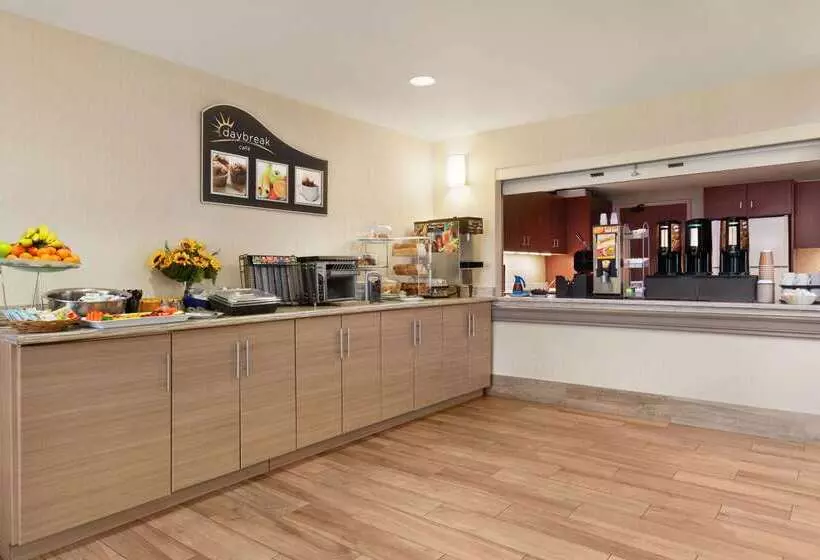 בית מלון כפרי Days Inn By Wyndham Ottawa Airport