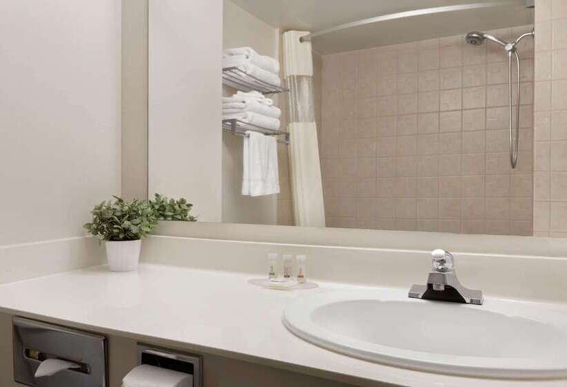 Hotel Days Inn By Wyndham Ottawa Airport