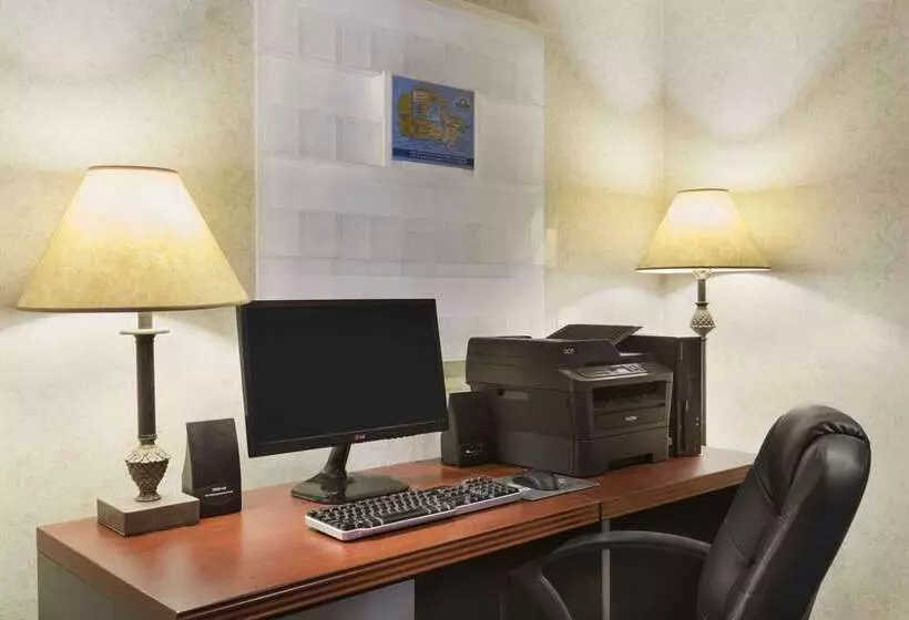 בית מלון כפרי Days Inn By Wyndham Ottawa Airport