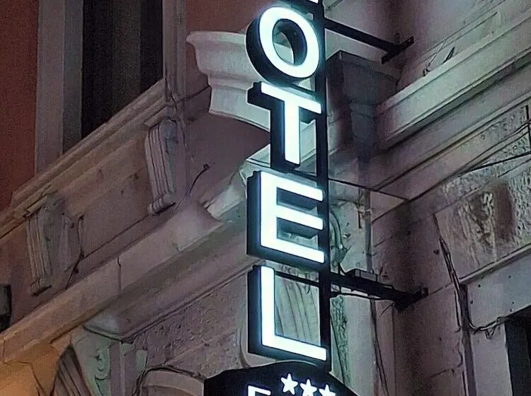 هتل Fiorella Milano