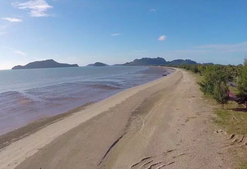 Отель The Privacy Beach Resort & Spa