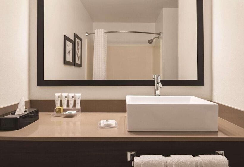 هتل Country Inn & Suites By Radisson, Dubuque, Ia