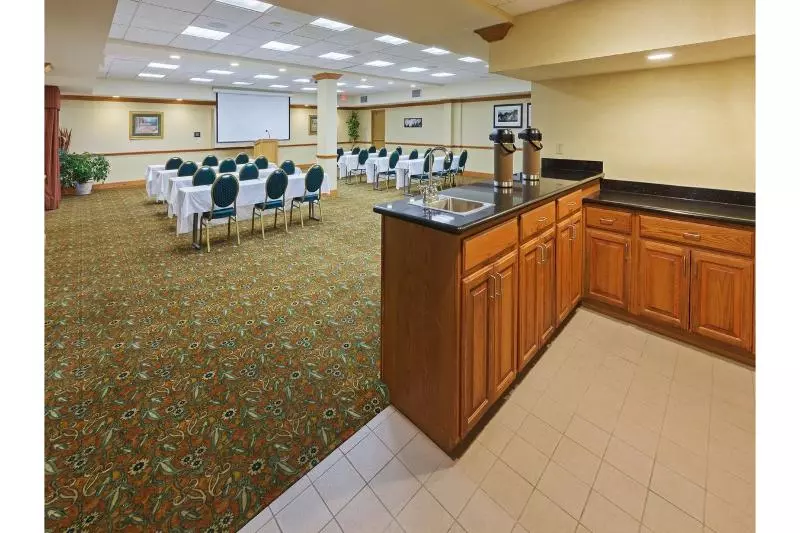 ホテル Country Inn & Suites By Radisson, Oklahoma City At Northwest Expressway, Ok
