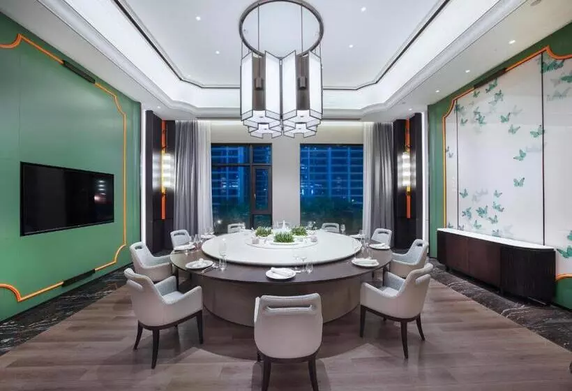 Kingdom Hotel   Free Three Meals