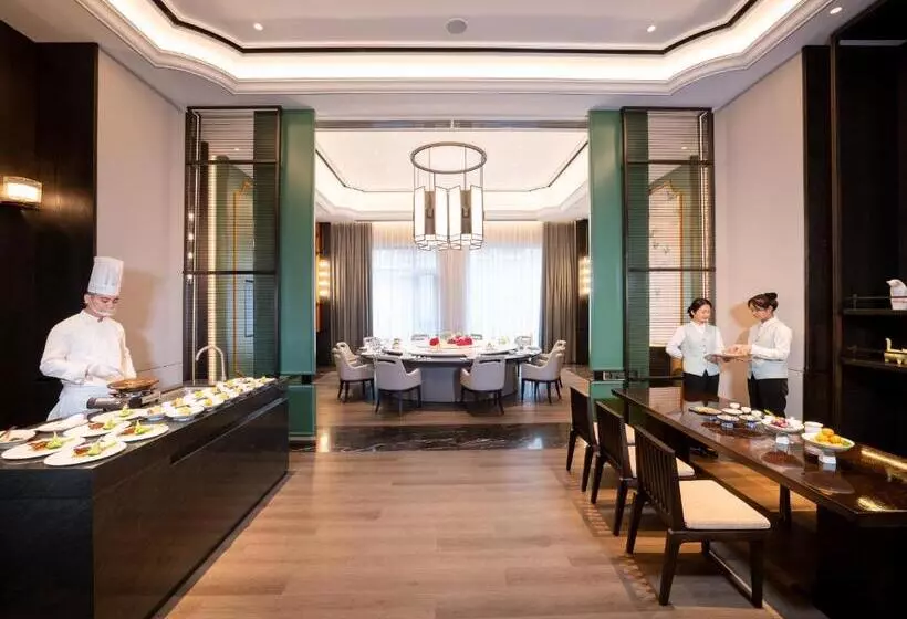 Kingdom Hotel   Free Three Meals