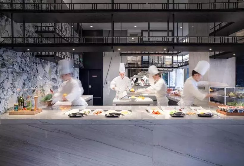 Kingdom Hotel   Free Three Meals