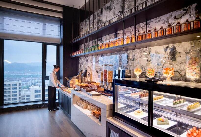 Kingdom Hotel Free Three Meals