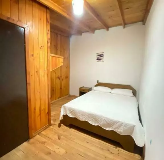 هتل Hostal Traveland