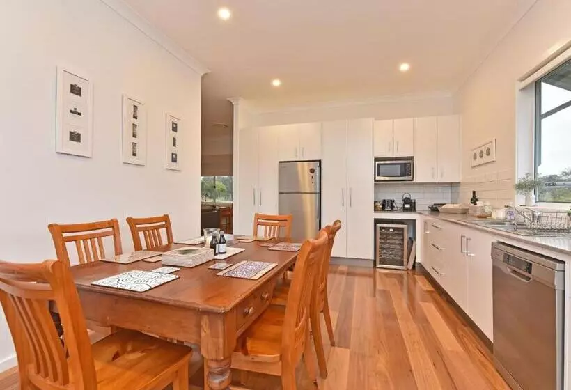 ホテル Kinloch Cottage Renovated To New On Daisy Hill Vineyard