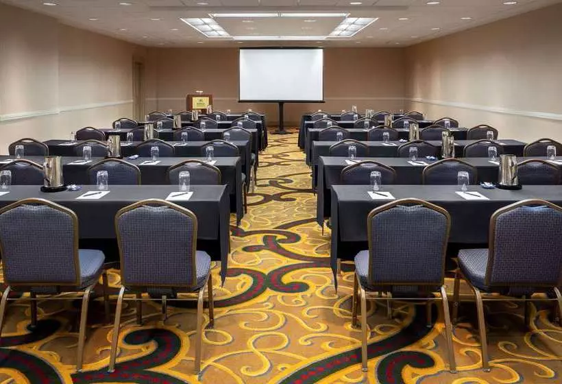 Hilton Indianapolis Hotel & Suites