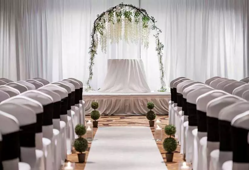 Hilton Indianapolis Hotel & Suites