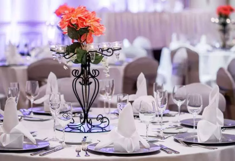 Hilton Indianapolis Hotel & Suites