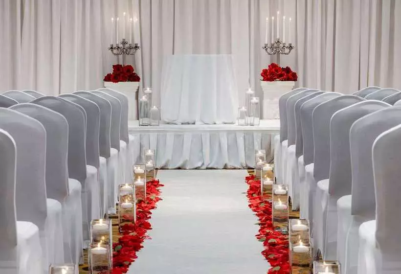 Hilton Indianapolis Hotel & Suites