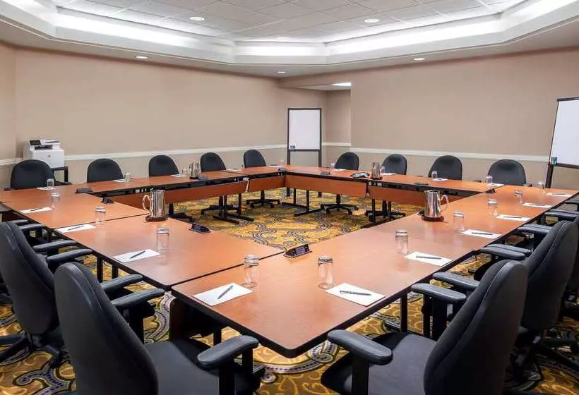 Hilton Indianapolis Hotel & Suites