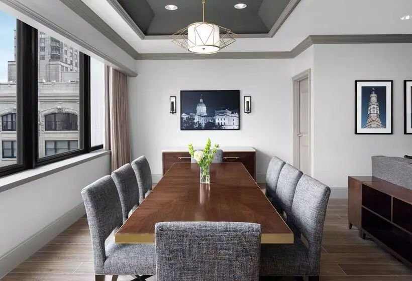 Hilton Indianapolis Hotel & Suites