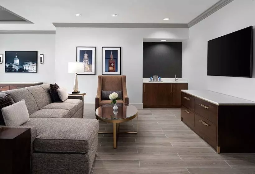 Hilton Indianapolis Hotel & Suites