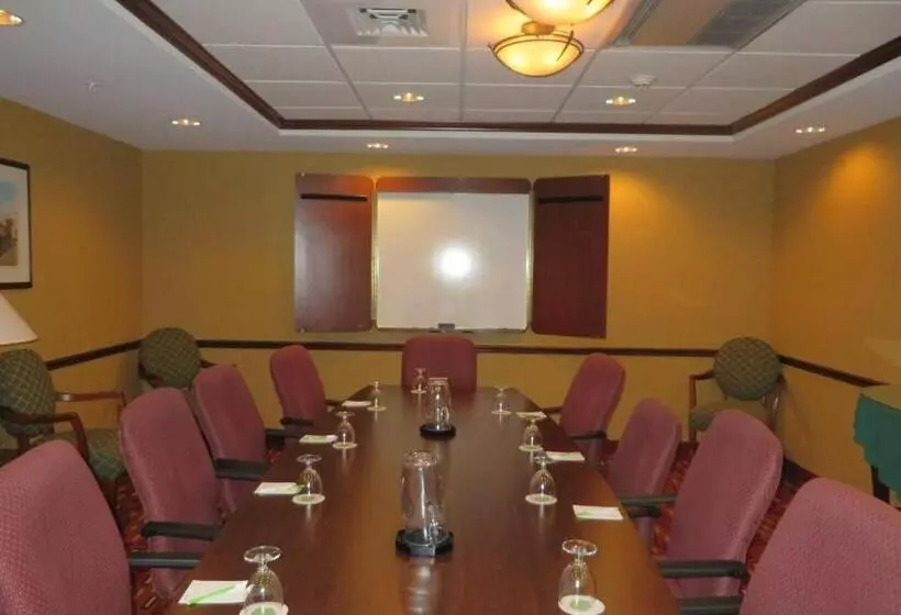 Отель Courtyard Middlebury