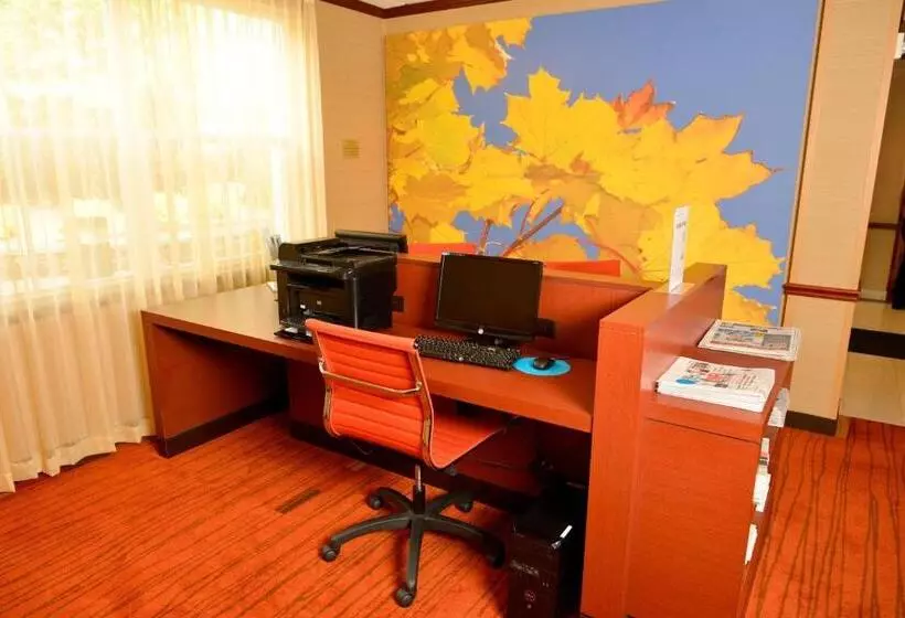 Отель Courtyard Middlebury