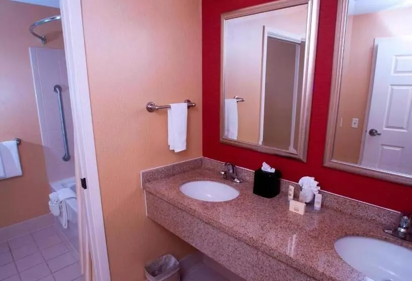 Отель Courtyard Middlebury