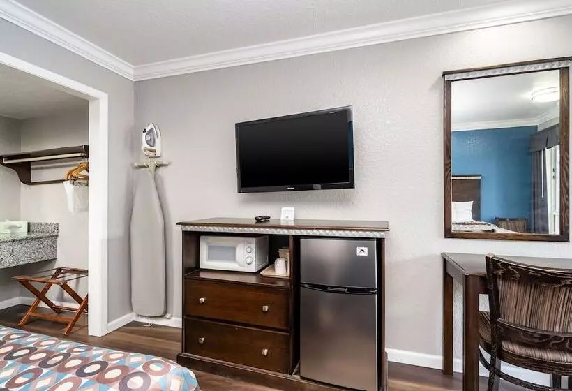 בית מלון כפרי Gatortown Inn