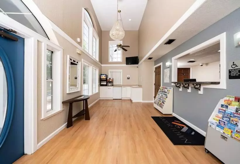 בית מלון כפרי Gatortown Inn