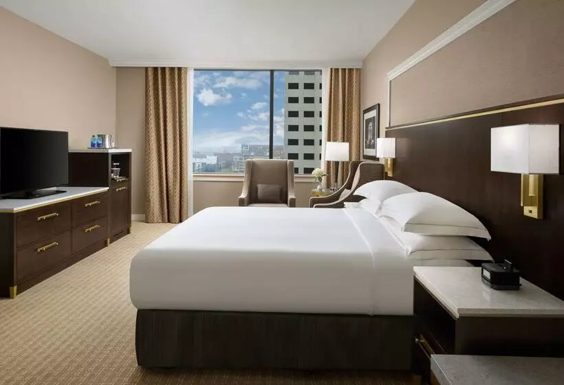 Hilton Indianapolis Hotel & Suites