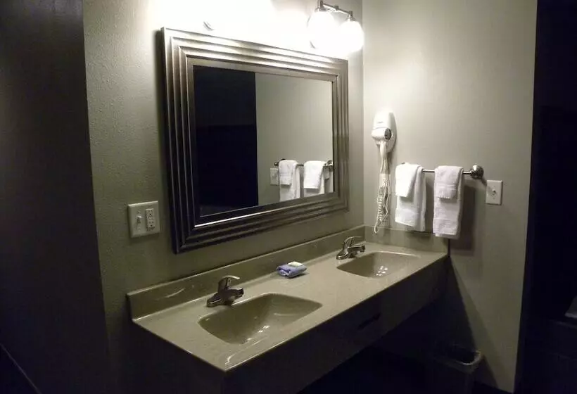 בית מלון כפרי New Victorian Inn & Suites Kearney