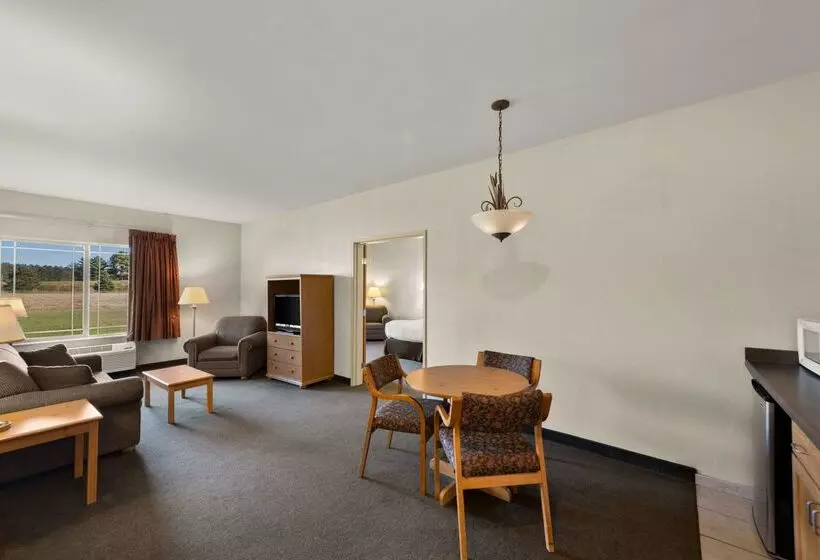 Отель Rodeway Inn & Suites