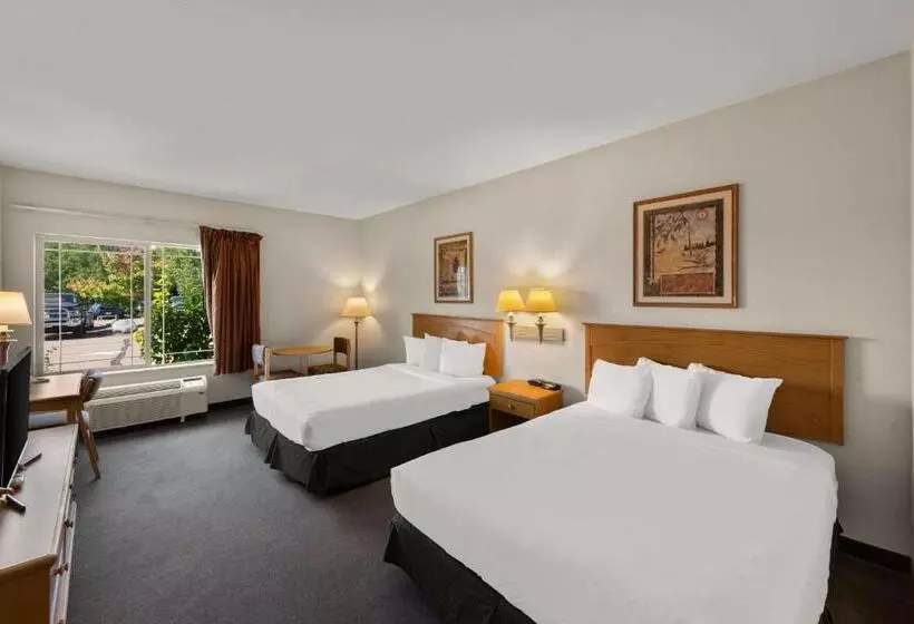 Отель Rodeway Inn & Suites