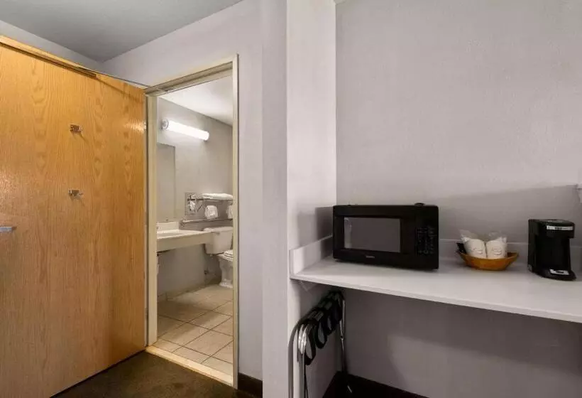 Отель Rodeway Inn & Suites