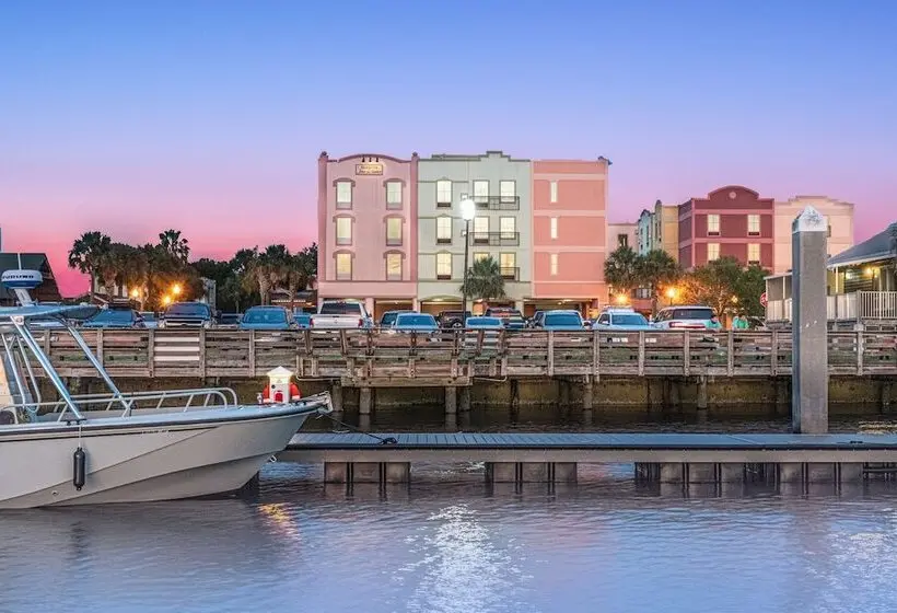 Hotelli Hampton Inn And Suites Amelia Island Historic Harbor Front
