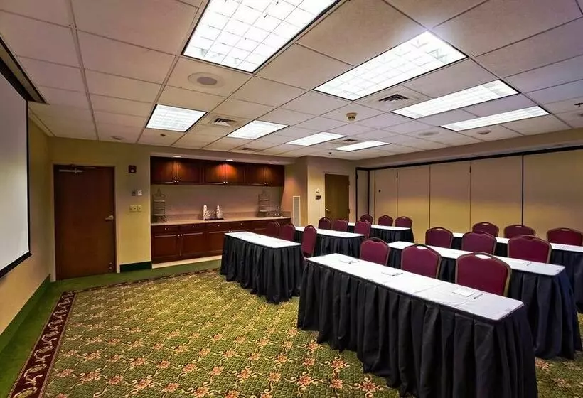 هتل Hampton Inn Manheim