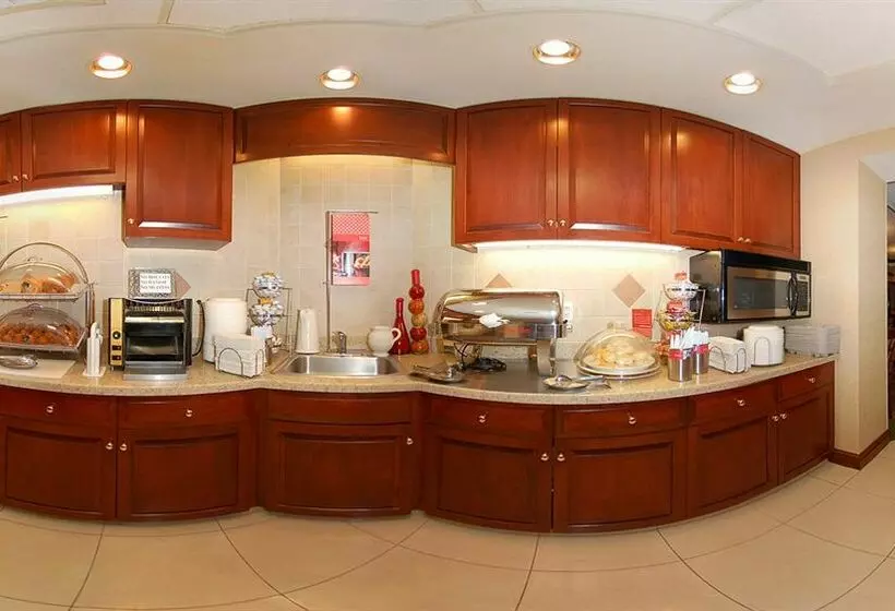 هتل Hampton Inn Manheim