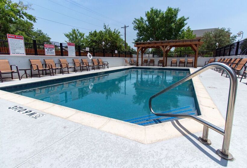 فندق Hampton Inn & Suites Denton