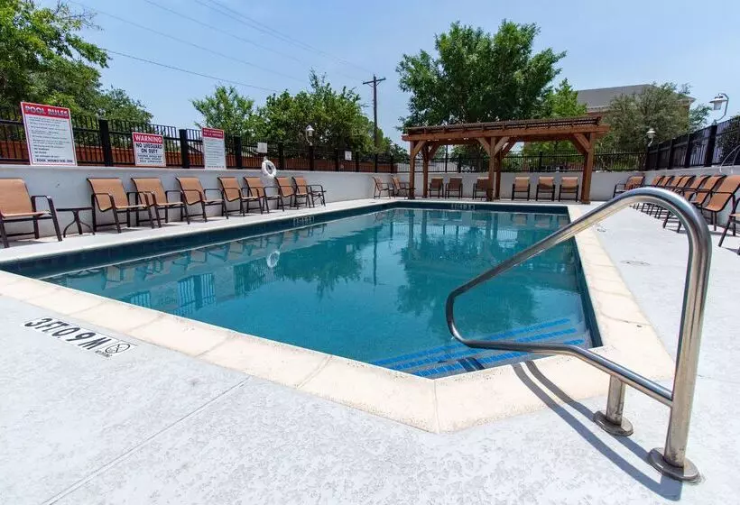 בית מלון כפרי Hampton Inn & Suites Denton