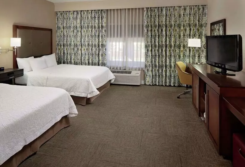 בית מלון כפרי Hampton Inn & Suites Denton