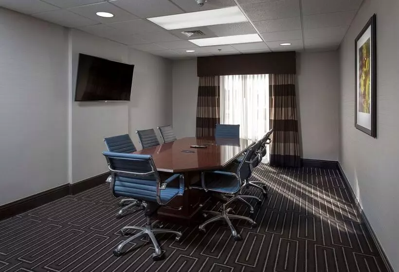 Отель Hampton Inn By Hilton Troy