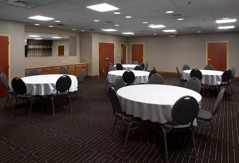 Отель Hampton Inn By Hilton Troy