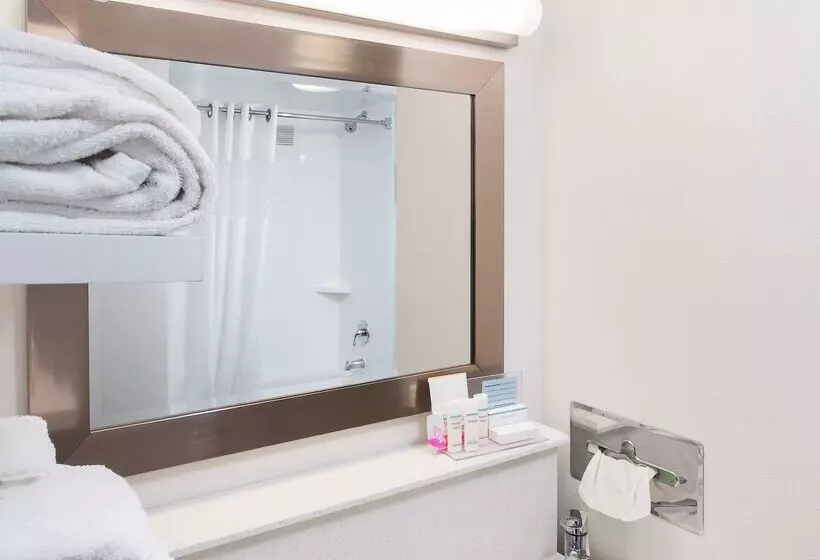 Отель Hampton Inn By Hilton Troy