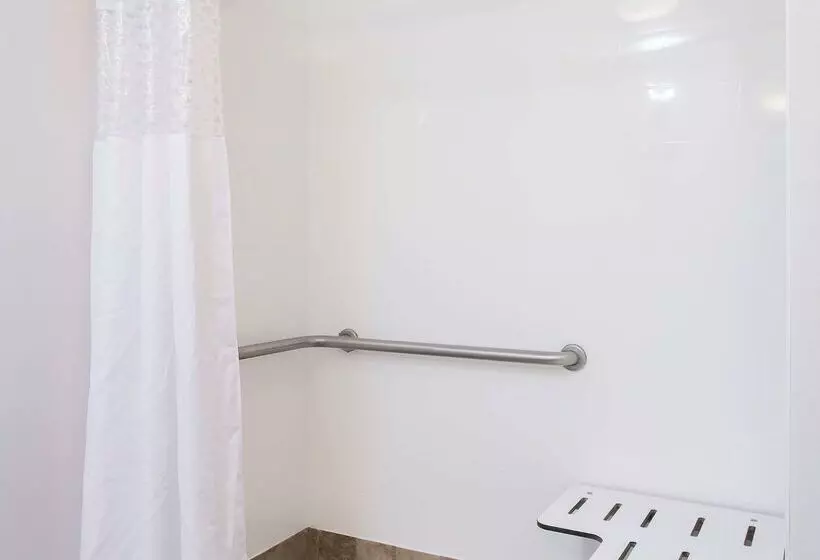 Отель Hampton Inn By Hilton Troy