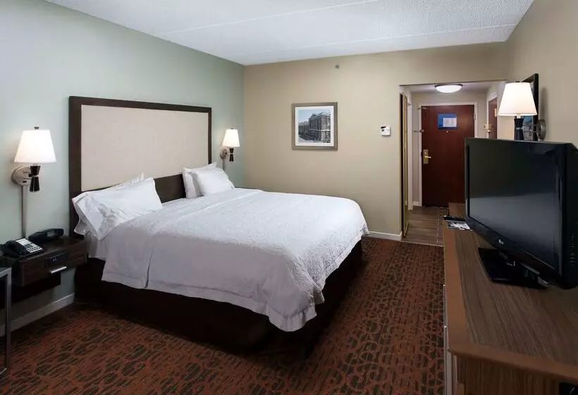 Отель Hampton Inn By Hilton Troy