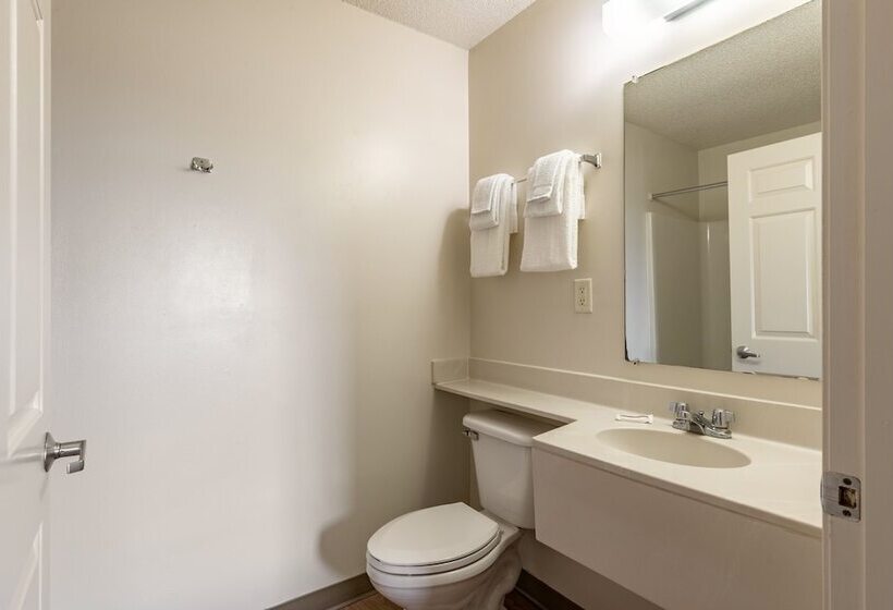 בית מלון כפרי Hometowne Studios & Suites By Red Roof Charlotte  Concord