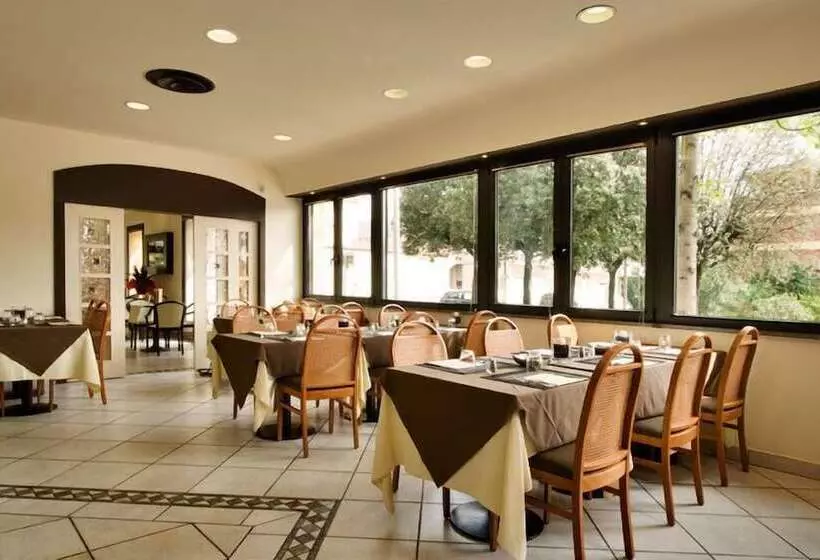 Отель Montebello