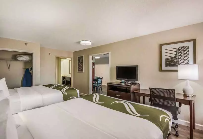 Отель Quality Inn & Suites Quincy Downtown