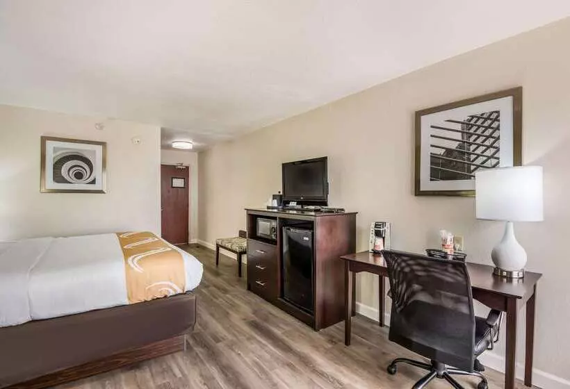 Отель Quality Inn & Suites Quincy Downtown