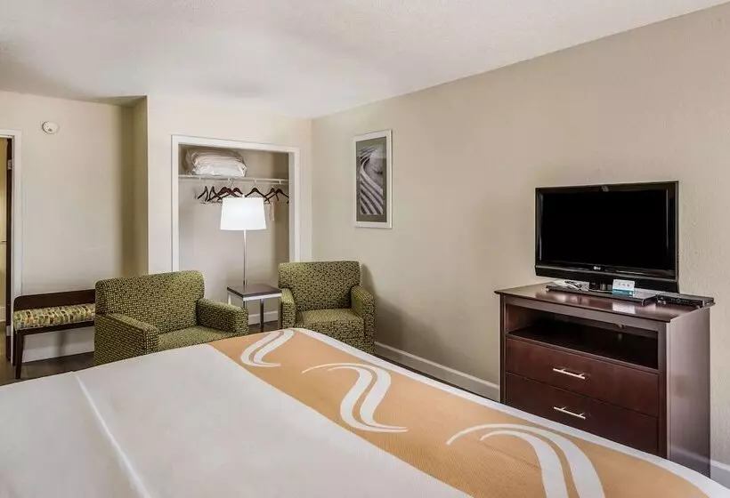 Отель Quality Inn & Suites Quincy Downtown
