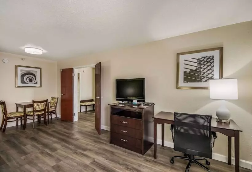 Отель Quality Inn & Suites Quincy Downtown